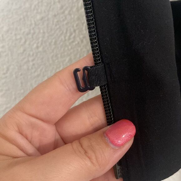 NWOT- Athleta- black zip front sports bra with cross back- Size XS - Picture 11 of 11